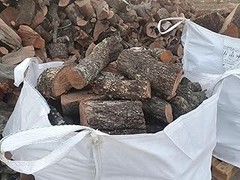 ¿Cómo afecta la leña dura al medio ambiente en la cocina exterior?